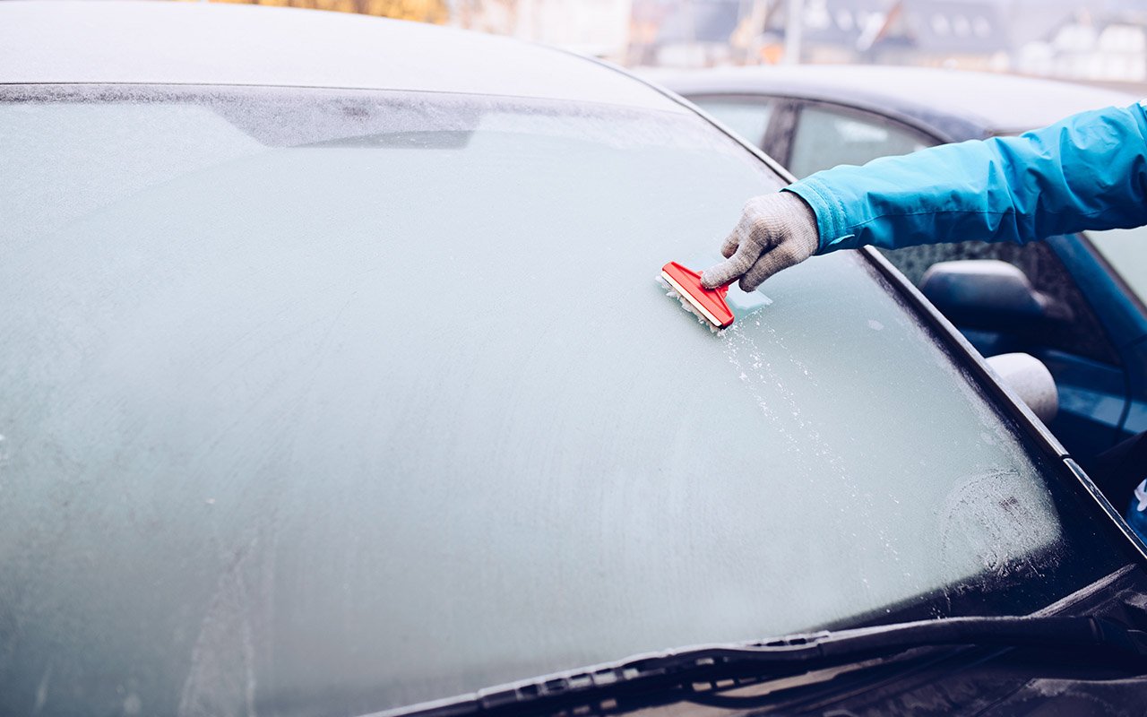 Une astuce simple des années 80 que beaucoup ont oubliée : comment dégivrer instantanément les vitres de votre voiture
