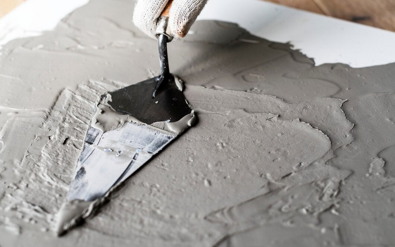 La peinture artisanale, fabriquée à partir d'une solution AC3, de ciment et de colle blanche, est très prisée pour les sols, les dalles et les murs, car elle est très résistante, sèche rapidement, offre une bonne couverture et permet de réaliser des réparations à moindre coût dans n'importe quelle pièce.