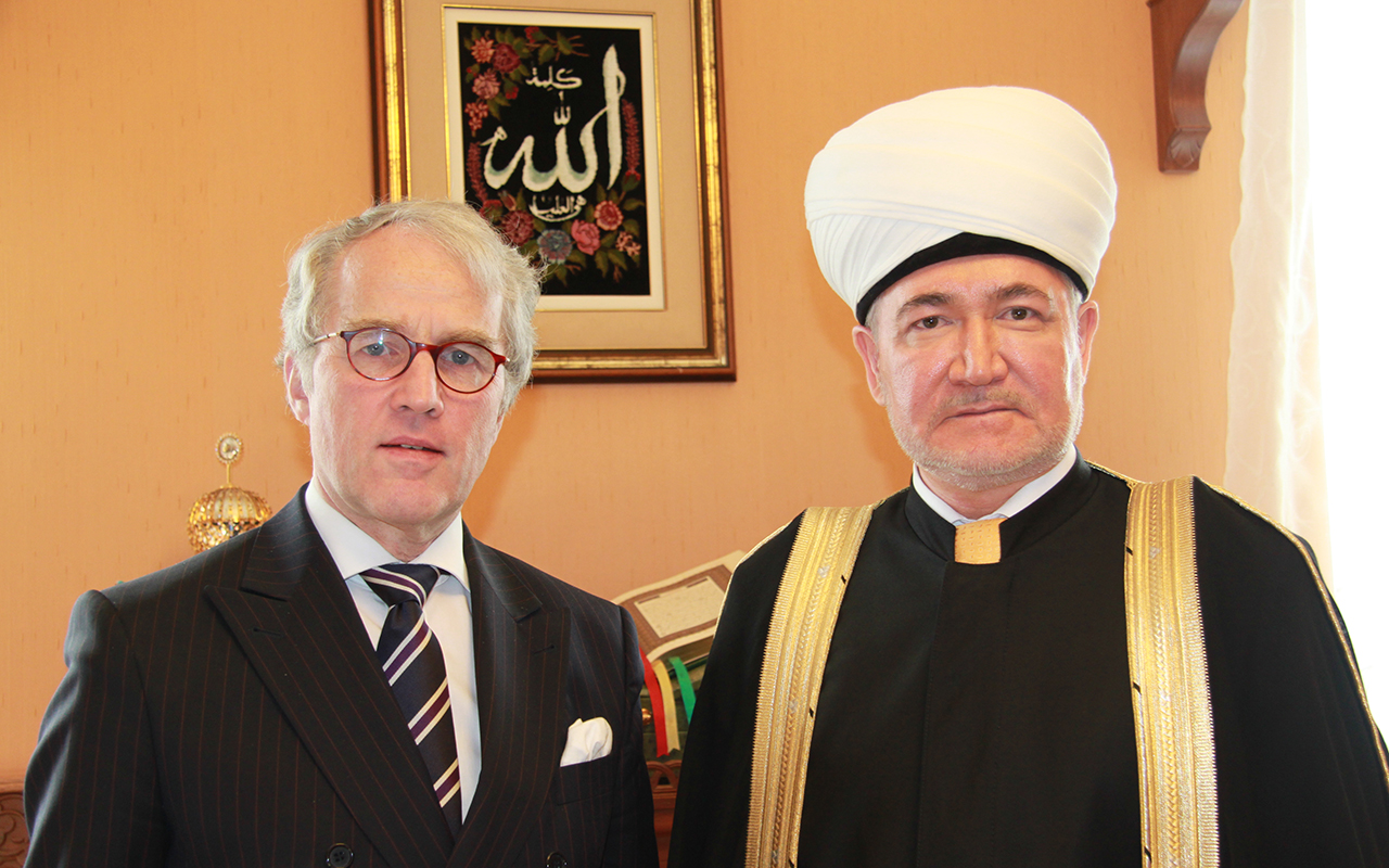 Est-il permis de teindre ses cheveux en noir selon les lois islamiques ? Réponse du mufti.