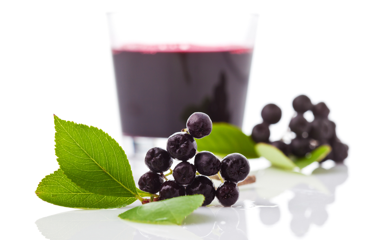 Le jus de prune aide les personnes âgées. Il est recommandé d'en boire tous les jours, car il aide à prévenir l'athérosclérose et l'ostéoporose.