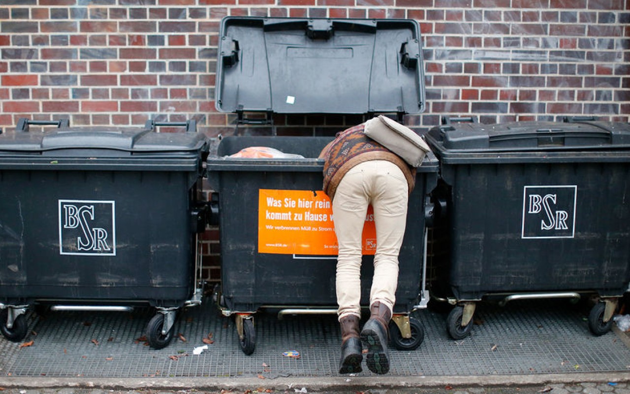 Une femme vit dans une minuscule maison depuis 5 ans : « Je paie le prix de mes économies par la perte de ma vie sociale ».