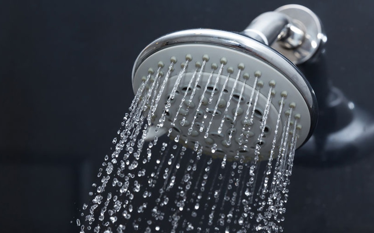 Est-ce que l'alternance des douches aide vraiment à perdre du poids ? Voici les réponses aux mythes les plus courants.