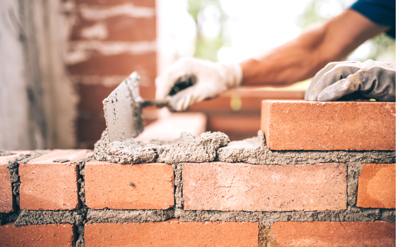 Bloc de béton ou brique d'argile ? Comprenez pourquoi le matériau le plus cher en magasin peut s'avérer le moins cher une fois le mur terminé.