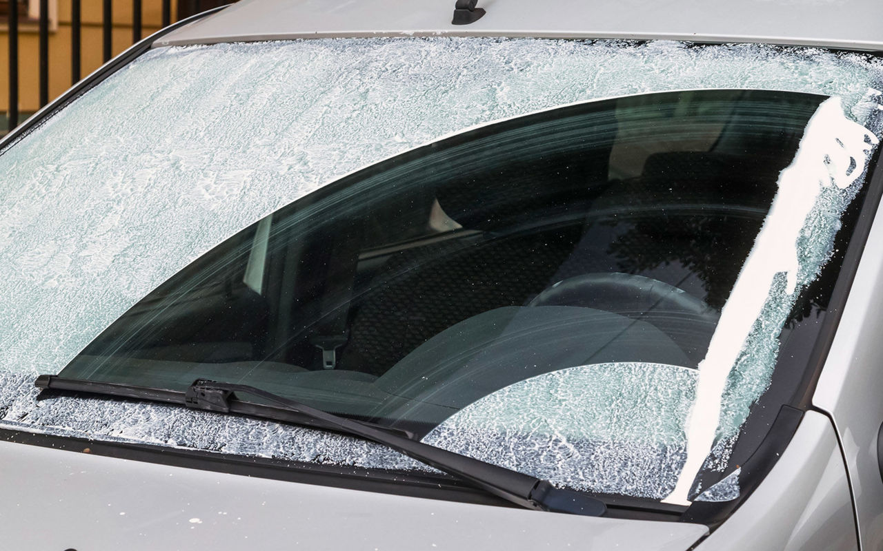 Une astuce simple des années 80 que beaucoup ont oubliée : comment dégivrer instantanément les vitres de votre voiture