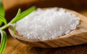 Romarin et gros sel : pourquoi les mettre dans un bocal à l’intérieur ?