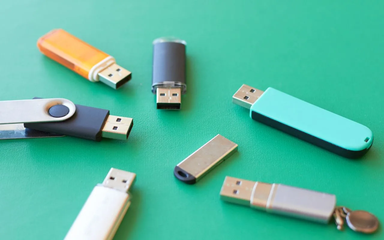 Comment transférer des données directement depuis un téléphone portable vers une clé USB sans utiliser d'ordinateur