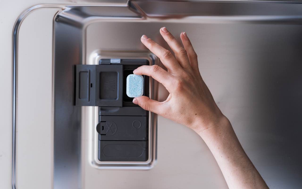 Comment nettoyer votre four à l'aide d'une pastille pour lave-vaisselle afin d'obtenir une propreté impeccable et éliminer toute trace de graisse