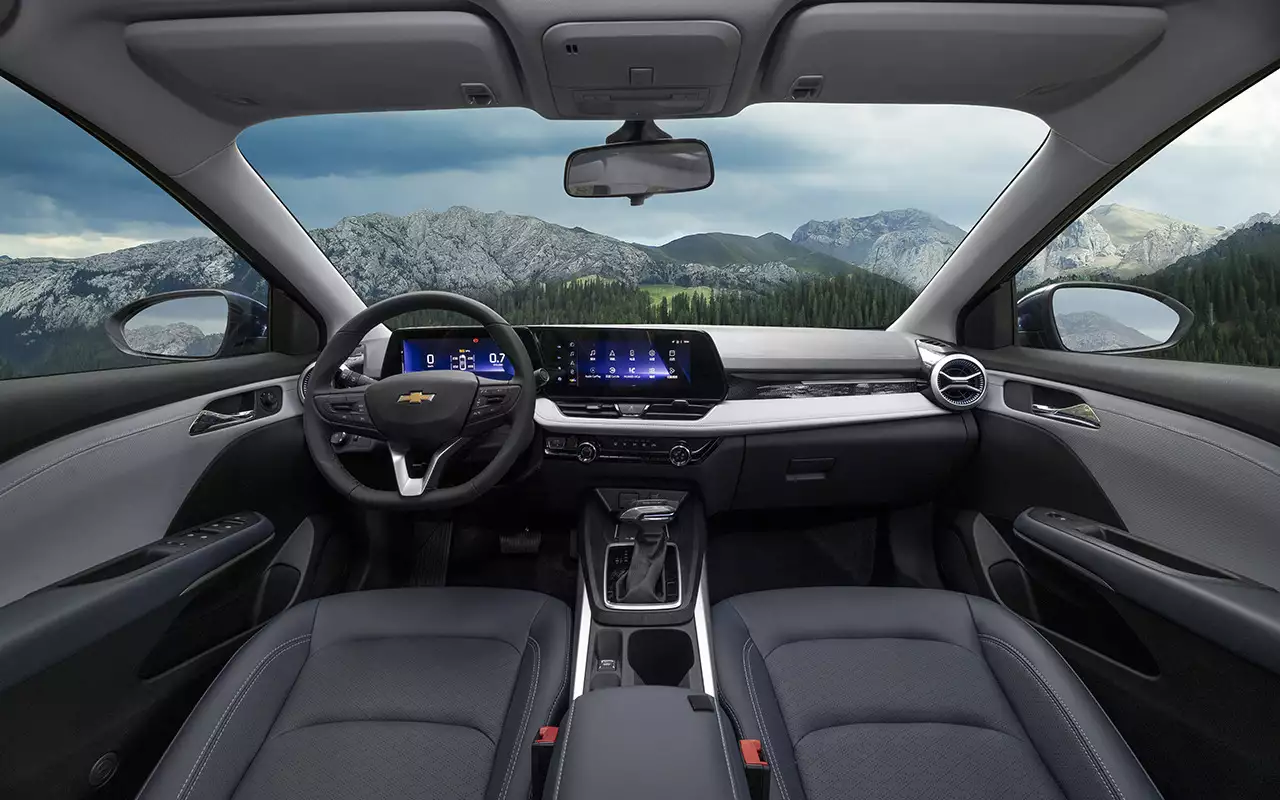 Chevrolet présente son nouveau modèle Monza, destiné à remplacer l'Onix, équipé d'un moteur turbo et affichant une consommation de carburant pouvant atteindre 18 km/l. La société mise sur un design moderne, des prix compétitifs et des technologies de pointe pour cette berline classique en Chine.