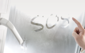 J’ai empêché la formation de condensation sur les fenêtres pendant la nuit en plaçant un objet valant quelques euros sur le rebord de la fenêtre.