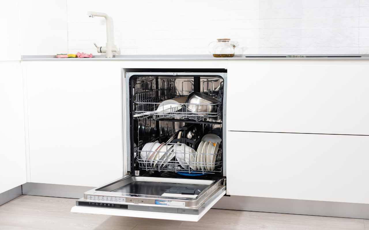 Faut-il ouvrir immédiatement le lave-vaisselle ou le laisser refroidir ? Beaucoup commettent cette erreur, et c'est le moment idéal pour le vérifier.