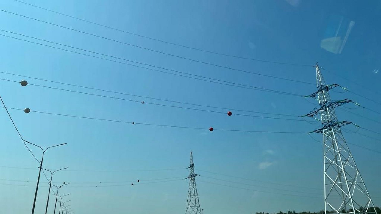 Comment s'appellent les boules rouges sur les lignes électriques à haute tension et pourquoi sont-elles si importantes ?