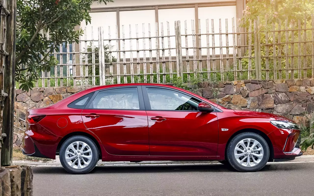 Chevrolet présente son nouveau modèle Monza, destiné à remplacer l'Onix, équipé d'un moteur turbo et affichant une consommation de carburant pouvant atteindre 18 km/l. La société mise sur un design moderne, des prix compétitifs et des technologies de pointe pour cette berline classique en Chine.