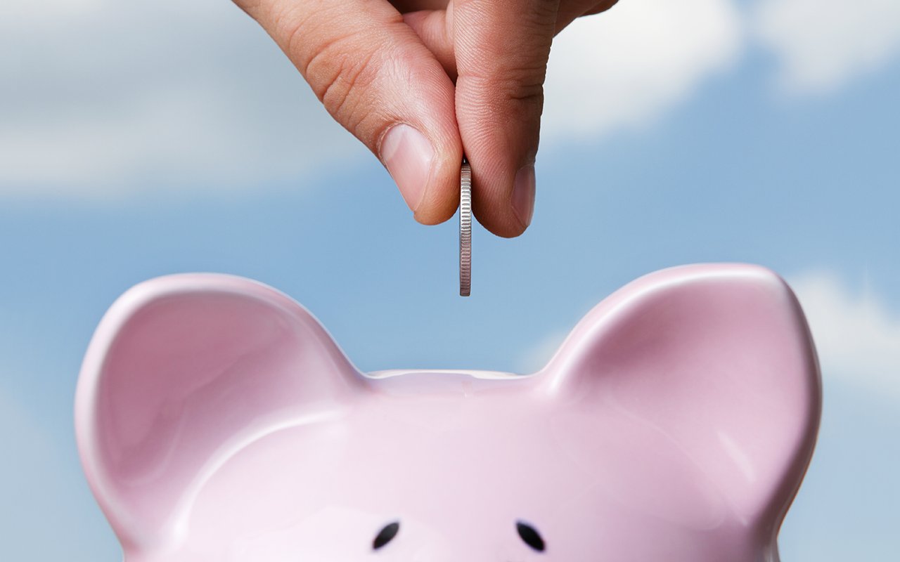 Une femme vit dans une minuscule maison depuis 5 ans : « Je paie le prix de mes économies par la perte de ma vie sociale ».