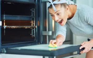 Comment nettoyer votre four à l’aide d’une pastille pour lave-vaisselle afin d’obtenir une propreté impeccable et éliminer toute trace de graisse