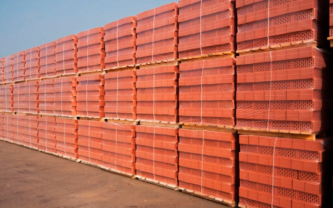 Bloc de béton ou brique d'argile ? Comprenez pourquoi le matériau le plus cher en magasin peut s'avérer le moins cher une fois le mur terminé.
