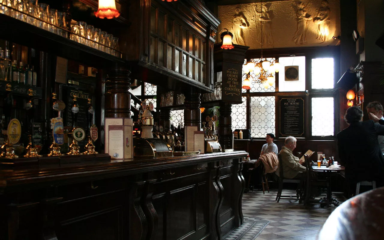 Un café centenaire en France s'apprête à rouvrir ses portes sous la forme d'un pub irlandais