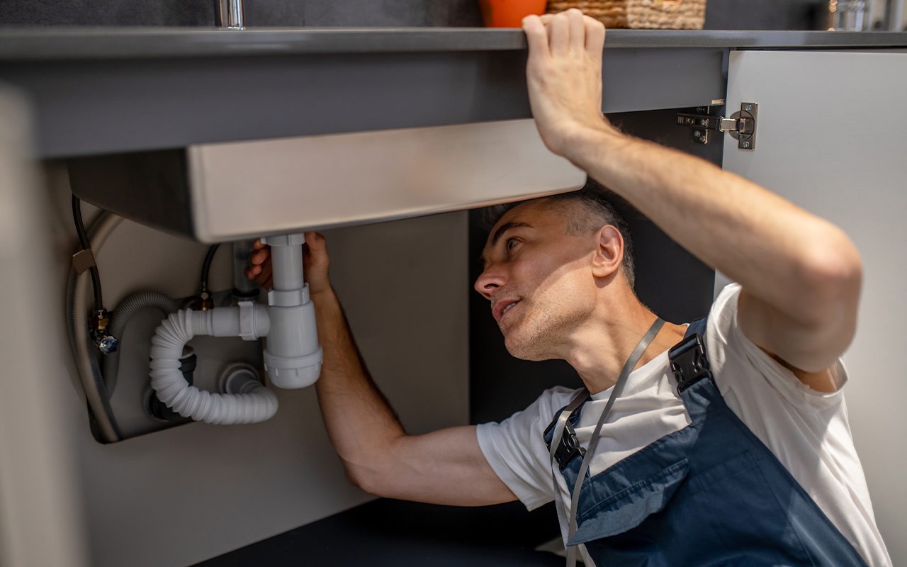 Ni vinaigre, ni bicarbonate de soude. Versez un demi-verre dans le siphon et il se nettoiera tout seul.