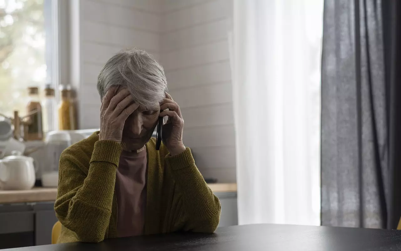 Une femme vit dans une minuscule maison depuis 5 ans : « Je paie le prix de mes économies par la perte de ma vie sociale ».