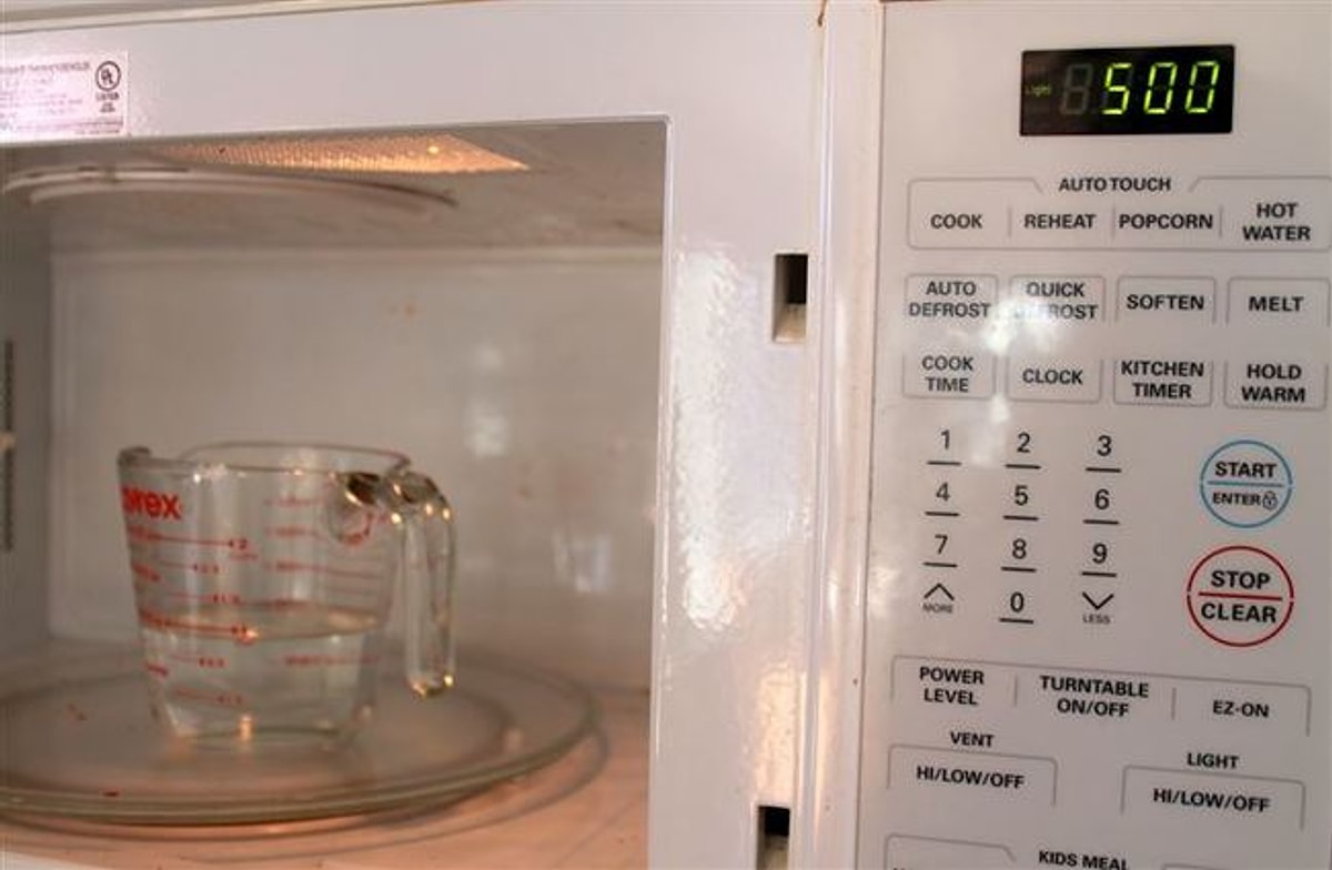 Faut-il faire bouillir de l'eau au micro-ondes ? Les experts ont clarifié cette question après que les gens se soient interrogés sur l'efficacité de cette technologie.