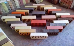 Bloc de béton ou brique d’argile ? Comprenez pourquoi le matériau le plus cher en magasin peut s’avérer le moins cher une fois le mur terminé.