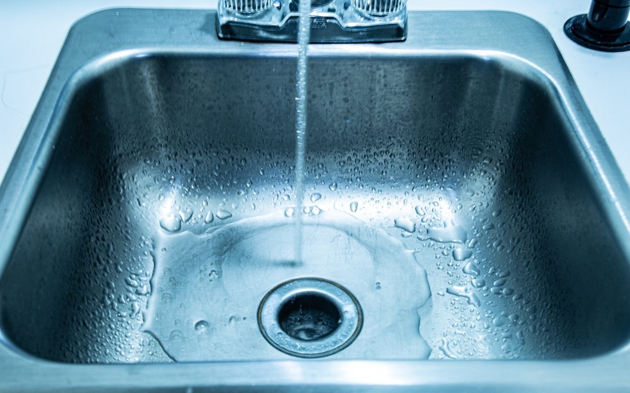 Ni vinaigre, ni bicarbonate de soude. Versez un demi-verre dans le siphon et il se nettoiera tout seul.