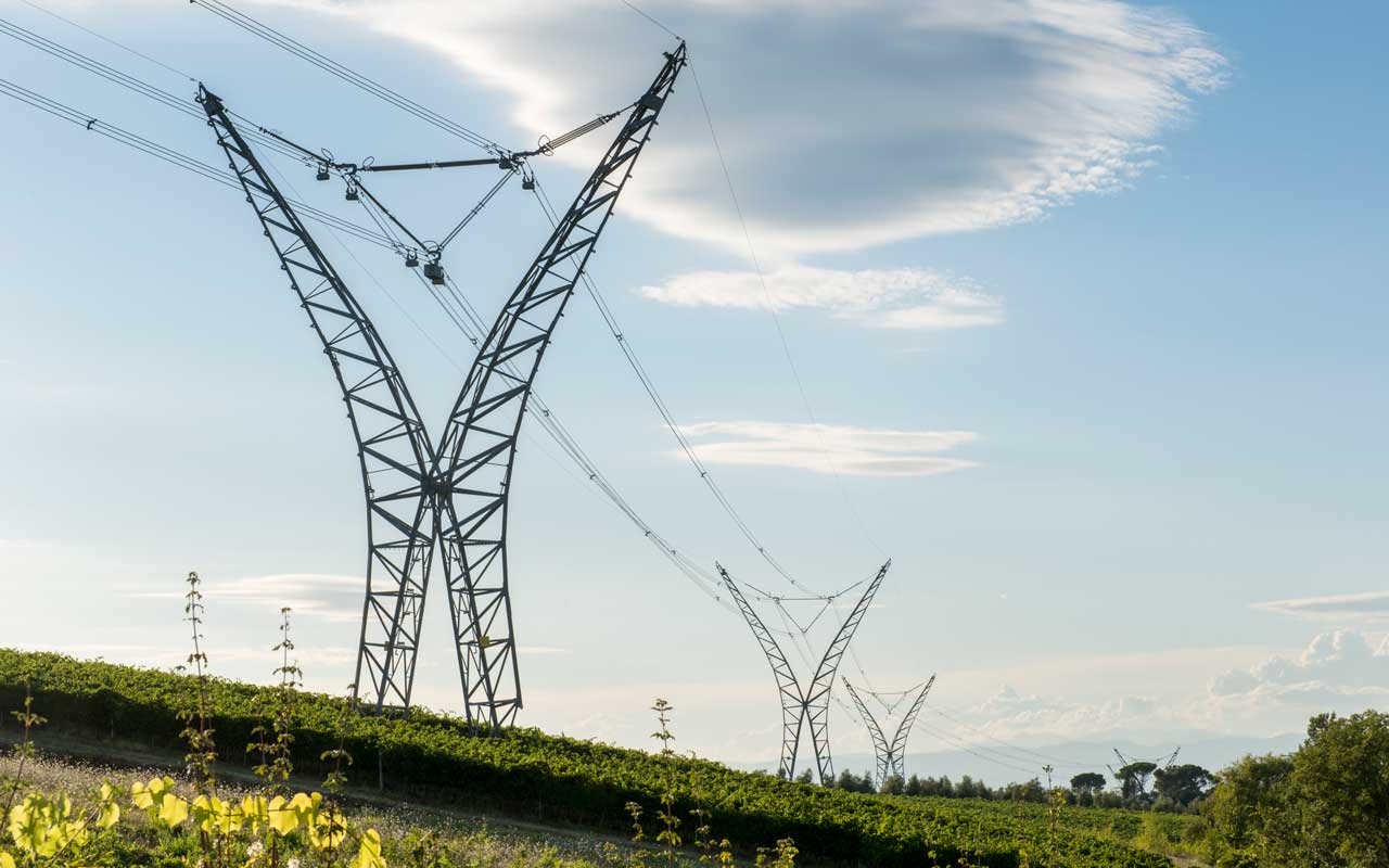 Comment s'appellent les boules rouges sur les lignes électriques à haute tension et pourquoi sont-elles si importantes ?